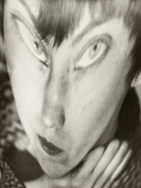 Berenice Abbott Portrait of the Artist as a Young Woman [Retrato da artista enquanto jovem], negativo c. 1930 / impressão c. 1950