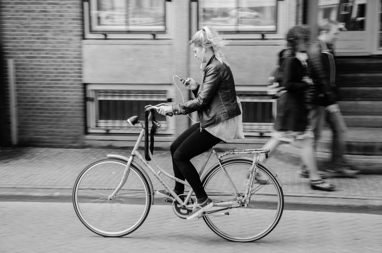 Mulher bicicleta amsterdam